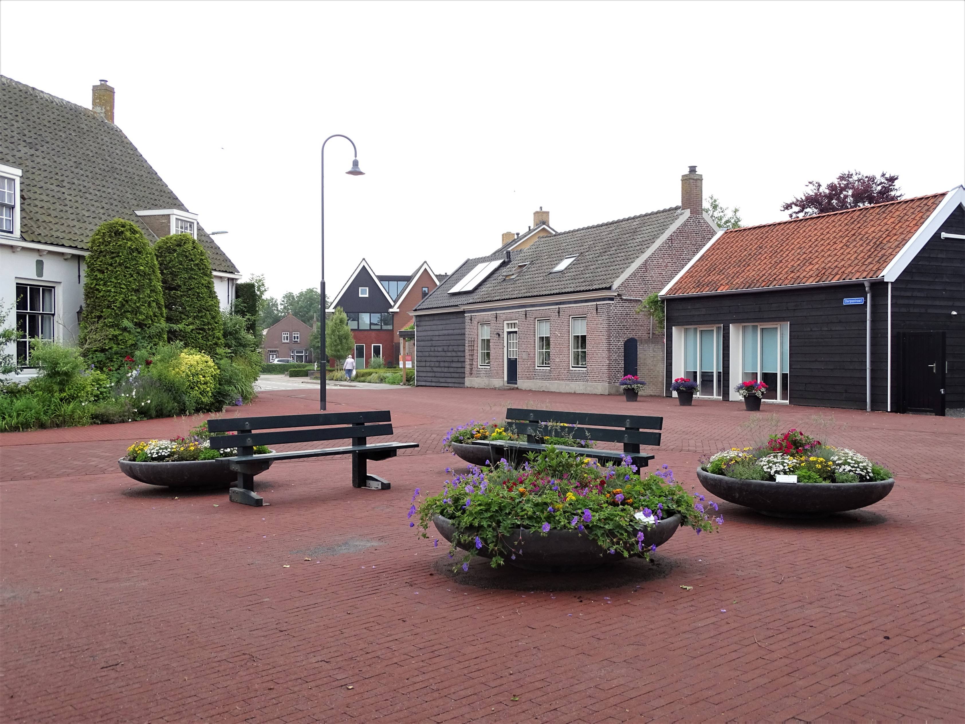 Bankjes en bloembakken 1