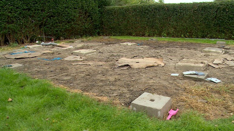 Deze stenen mogen niet zo blijven liggen maar wel opgestapeld foto Omroep Zeeland